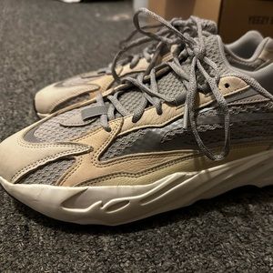 Yeezy 700V2 creams 12.5
